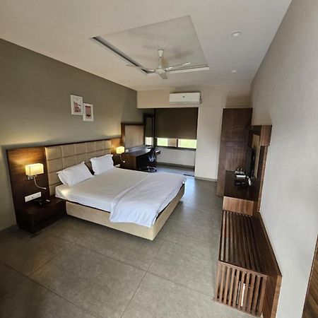 Club Azzurro Resort - Nalsarovar Nānodra Exteriör bild